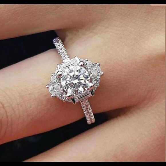 Beautiful Silver CZ Diamond Ring - Picture 5 of 7